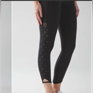 Lululemon Serene Tight Size 6 in Black